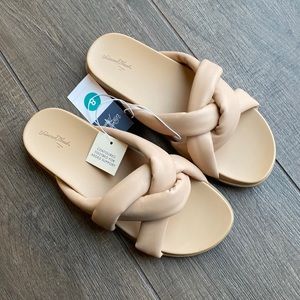 Brand new with tags.  Women’s size 8 slip on sandal.  Universal Threads.